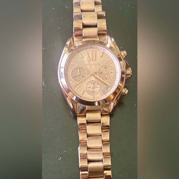 $65 AUTHENTIC Runway rose gold Michael Kors wristwatch. Retails for over $300! - Picture 6 of 8
